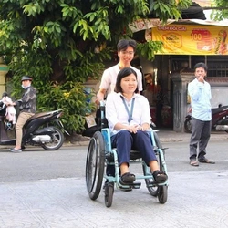 Tình bạn đẹp bên chiếc xe lăn gây xúc động mùa thi tốt nghiệp THPT 2025