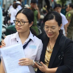 Đề thi khó, điểm chuẩn đại học 2025 sẽ biến động ra sao?