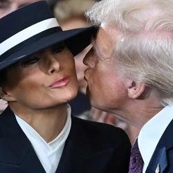 Đệ nhất phu nhân Mỹ được gọi là 'đặc vụ quốc dân' khi nhắc nhở ông Trump về chiến sự Ukraine
