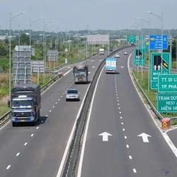 Cao tốc hai làn mỗi chiều vì sao không còn là giải pháp phù hợp?