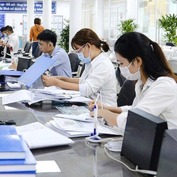 Từ 15-8, hỗ trợ thêm 5 triệu đồng/tháng cho hai nhóm cán bộ, công chức
