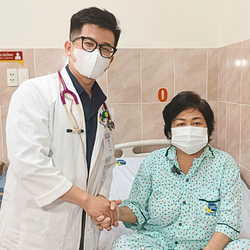 Con gái hiến tạng cứu mẹ suy thận mạn do dùng thuốc chữa viêm khớp suốt 24 năm