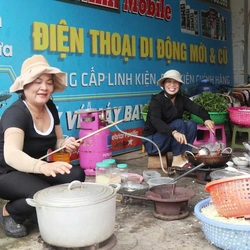 Những bếp cơm miễn phí giữa vùng lũ Nghệ An