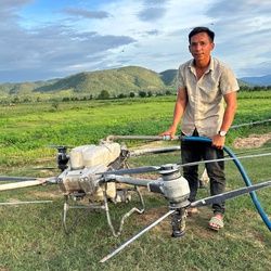 'Người hùng' kể lại giây phút căng thẳng khi giải cứu 2 em nhỏ giữa dòng nước xiết bằng máy bay phun thuốc sâu