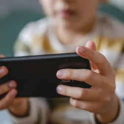 Trẻ em 'nghiện' điện thoại - Kỳ 3: Điện thoại không biến mất nhưng tình bạn thì có thể