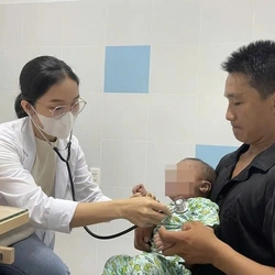 Người mẹ trẻ hiến gan nối dài sự sống cho con gái một tuổi suy gan nặng