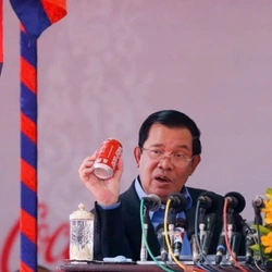 Coca-Cola bị tẩy chay ở Campuchia vì ngưng hợp tác với rapper VannDa, ông Hun Sen lên tiếng