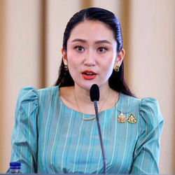 Bà Paetongtarn Shinawatra ra hầu tòa đúng ngày sinh nhật 39 tuổi