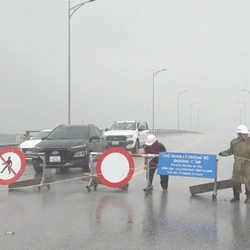 Tường thuật của phóng viên từ vùng tâm bão số 5 ở Bắc Trung Bộ