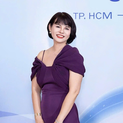 Bí quyết tươi trẻ, truyền cảm hứng của nữ phó giáo sư 55 tuổi