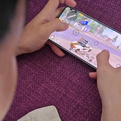 Trẻ em 'nghiện' điện thoại - Kỳ 2: Cản con xem điện thoại nhưng cha mẹ là 'ma mạng'