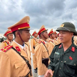 Mất mẹ khi đang tập luyện diễu binh, chiến sĩ nén đau thương để hoàn thành nhiệm vụ