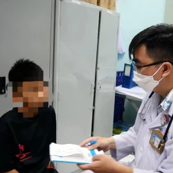 Rối loạn Tics ở trẻ, đừng nhầm với thói quen hay hành vi nghịch ngợm
