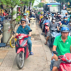 Cảnh sát giao thông tăng cường xử lý tình trạng xe máy nối đuôi chạy lên vỉa hè ở TP.HCM