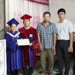 Nghẹn lòng người mẹ khoác áo cử nhân nhận bằng tốt nghiệp thay con gái