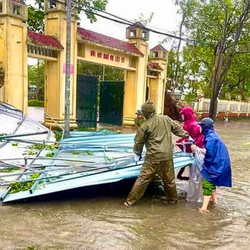 Những thiệt hại ban đầu do bão Bualoi, một Bí thư thôn bị cây đè chết khi đi làm nhiệm vụ