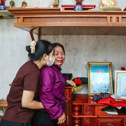 Chồng vừa qua đời, người đàn bà làng chài lại bất lực nhìn mái nhà bị bão cuốn phăng