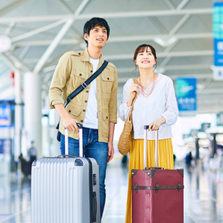 Vì sao không nên mang giày hở mũi khi đi máy bay?