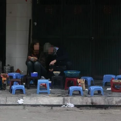 Băn khoăn chuyện đũa mốc, tô chén rửa qua loa ở hàng quán vỉa hè