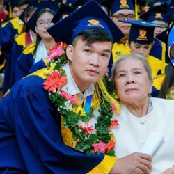 Nghẹn lòng bức tâm thư của tân khoa ngành dược cõng mẹ lên nhận bằng đại học