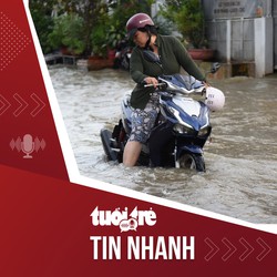 Tin tức tối 10-10: Nhiều tuyến đường TP.HCM ngập gần lút bánh xe trong triều cường 1,71m