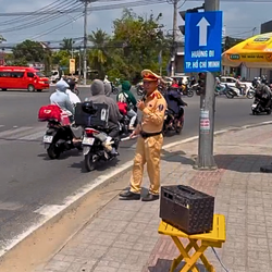 Cảnh sát giao thông dùng loa kẹo kéo chỉ đường né kẹt xe