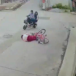 Nữ sinh bị đòi bồi thường hàng trăm triệu sau khi giúp người ngã xe giữa đường