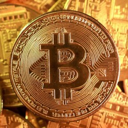 Giá Bitcoin bất ngờ lao dốc ngay sau khi Mỹ và Israel tấn công Iran