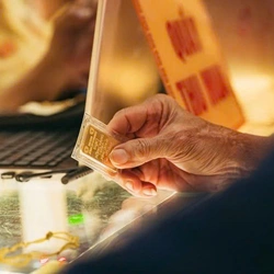 Giá vàng thế giới giảm sâu nhất trong nhiều thập kỷ, chuyên gia cảnh báo còn lao dốc