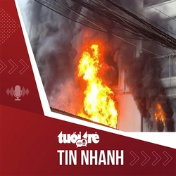 Tin tức tối 24-3: Phá mái tôn cứu người trong căn nhà 6 tầng cháy ngùn ngụt