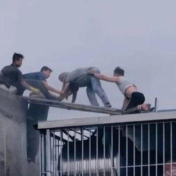 Dỡ mái tôn cứu 2 người kẹt trong căn nhà 6 tầng bị cháy ở Hà Nội