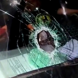 Nén đá bể kính chắn gió nhiều xe đang chạy trên cao tốc, nhóm trẻ nói 'làm cho vui'