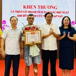 Khen thưởng người đàn ông cứu hai mẹ con nhảy cầu và học sinh cứu người đuối nước ở Nghệ An