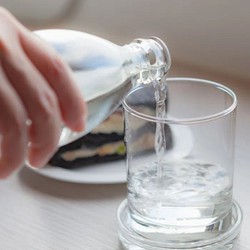 Vì sao ngồi phòng điều hòa lại dễ mất nước hơn làm việc ngoài trời?