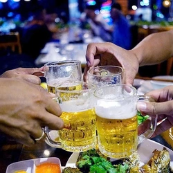 Từ 15-5, uống rượu bia trong giờ làm việc và bán cho người dưới 18 tuổi có thể bị phạt đến 3 triệu đồng