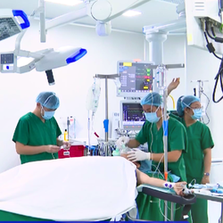 'Bác sĩ robot' giúp cô gái trẻ mắc u não yếu liệt 6 năm, tự đi lại sau 7 ngày phẫu thuật