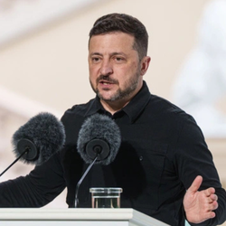 Ba Lan tước huân chương cao quý đã trao cho ông Zelensky và màn đáp trả của Ukraine
