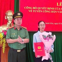 Vợ thiếu tá hy sinh khi chống cát tặc được tuyển vào Công an nhân dân