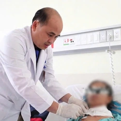 5 tiếng phẫu thuật cứu sống cụ bà bị hơn 20 hạch ung thư di căn xâm lấn đường thở