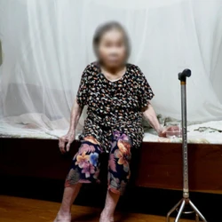 Phường Bạch Mai nói gì về vụ ‘cụ bà 87 tuổi được khiêng đi làm giấy ủy quyền’?