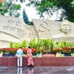 Rưng rưng tìm lịch sử anh hùng ở công viên Lê Thị Riêng 