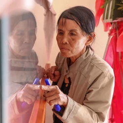 Người phụ nữ dành hơn 44 năm chăm lo từng phần mộ liệt sĩ