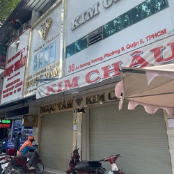 Vì sao nhiều tiệm vàng, kim cương đồng loạt đóng cửa, ngoài áp lực bán từ khách hàng?
