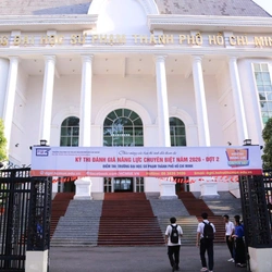 Điểm chuẩn cao không tưởng, thủ khoa toàn quốc vẫn rớt Trường đại học Sư phạm TP.HCM