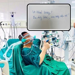 Chồng xin giấy để viết cho vợ hai dòng xúc động ngay khi tỉnh lại sau ca ghép phổi