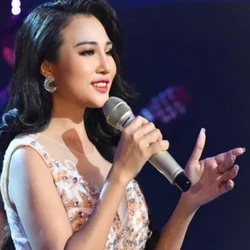 Ca sĩ bolero Phương Diễm Huyền: Từ những buổi hát livestream, video triệu view đến vụ án bản quyền