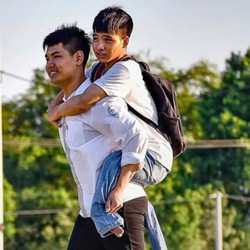 Bác sĩ nội trú Trường đại học Y Hà Nội 10 năm cõng bạn đi học: Cái tâm đi trước cái nghề