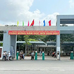 Hàng chục phụ huynh bị trường đóng cổng không cho vào họp vì đi trễ, hiệu trưởng nói gì?