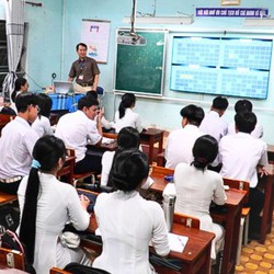 Nhiều học sinh phải khom lưng, rướn người, co chân... do bàn ghế không phù hợp chiều cao 