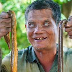 Chuyện ông Hoàng mù và tuyệt chiêu tay không bắt lịch kiếm tiền triệu mỗi ngày ở Cà Mau